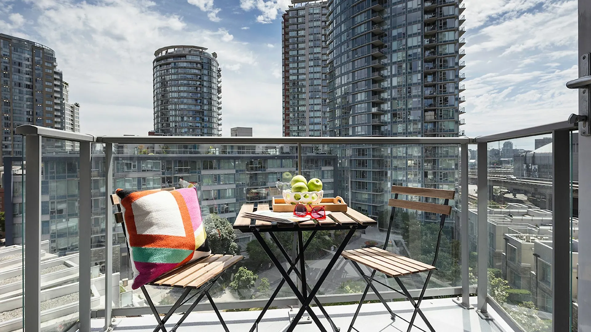 Posh 2Br In Chinatown By Sonder Hotel Vancouver Canada