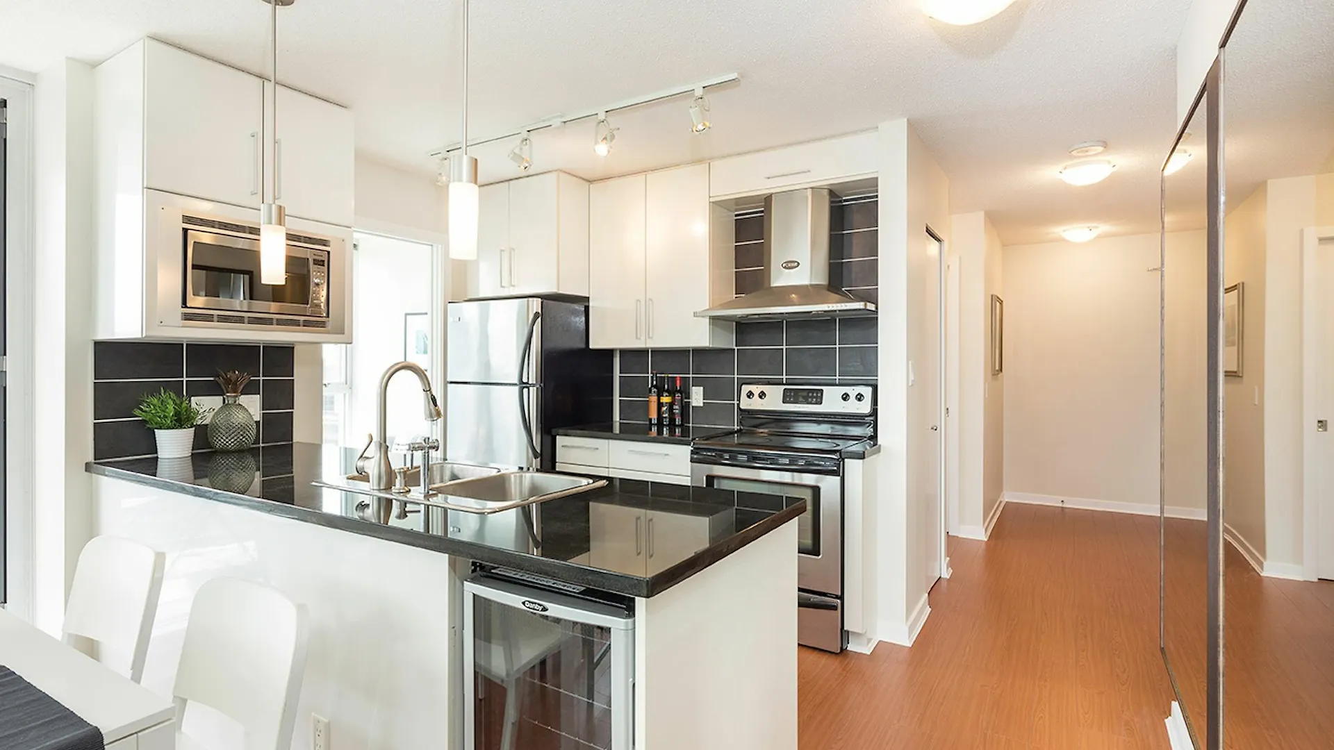 Posh 2Br In Chinatown By Sonder Hotel Vancouver 4*,  Canada